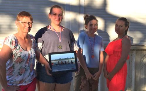 Monique et les jeunes qui qui ont terminé 4ème au championnat de France d'aviron sur une embarcation mixte (parité filles/garçons).